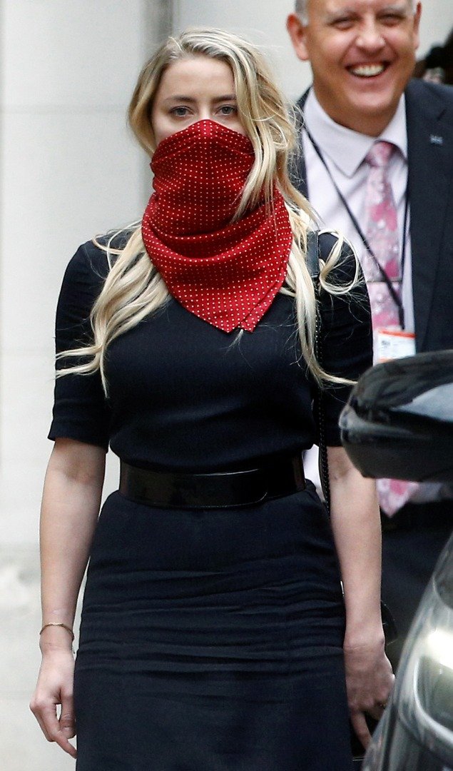 美国女星安珀赫德曾影射前夫尊尼特普家暴，尊尼特普控告《太阳报》诽谤，2人戴领巾出庭。