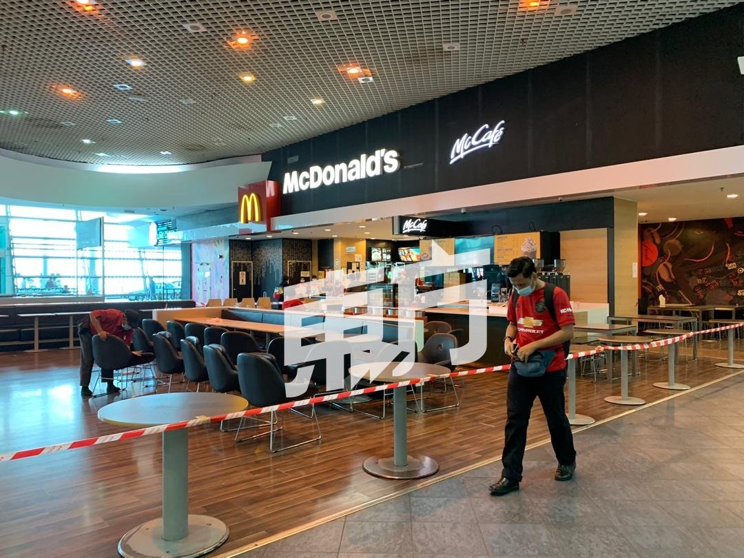 机场内的麦当劳快餐店用餐区已关闭，但仍提供打包外带的服务。