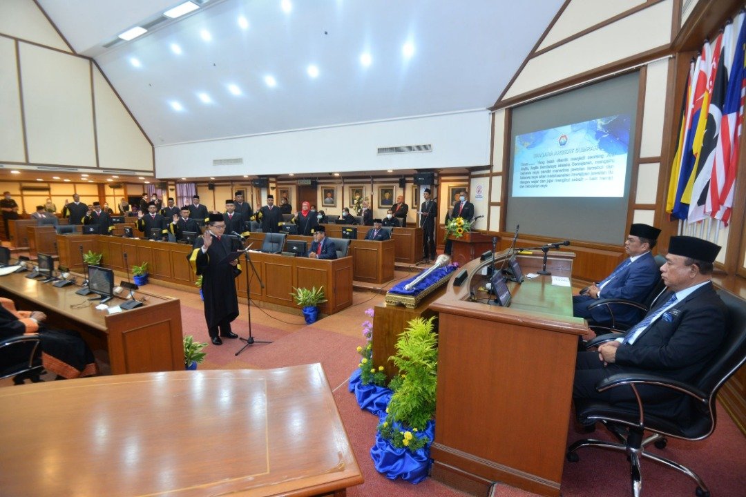 哈欣（右起）、苏莱曼见证甲州市政厅22位市议员宣誓就职。