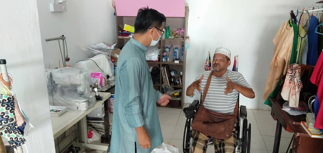 杨敦祥（左起）走访选区时获知苏克因患上糖尿病而截肢，却惨而不废，开店专门售卖残障人士生产的货品。