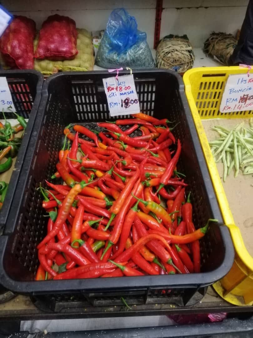 怡保一家商店业者被投诉以每公斤18令吉的价格售卖红辣椒，超出所规定的13令吉，因此被罚2500令吉。