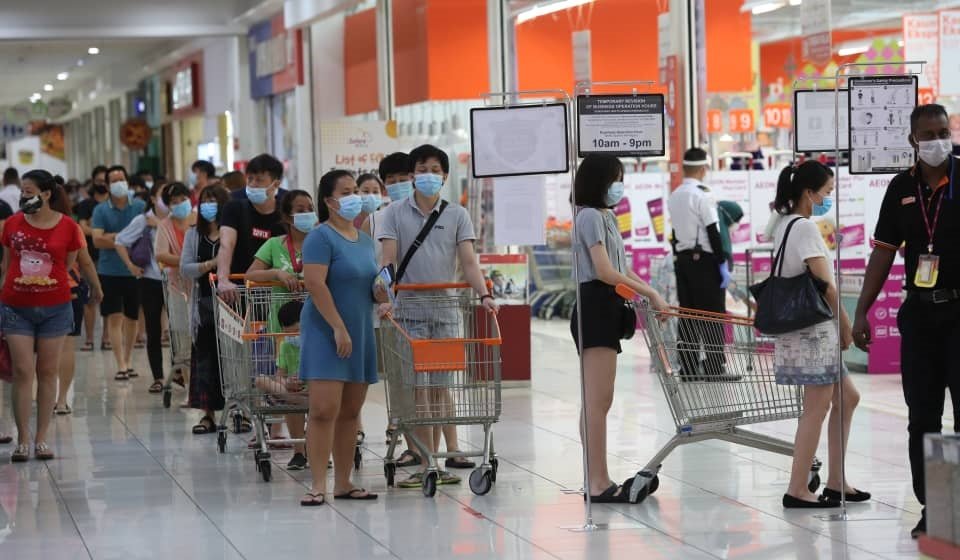 受新冠病毒疫情冲击，民众多数只采购日常用品，图为设在商场的超市外排起人龙，民众进入超市购物。摄影：刘维杰