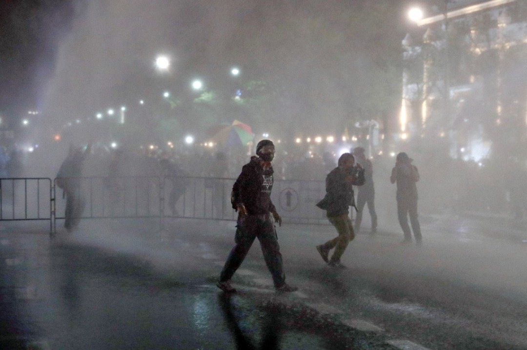 警察动用水炮阻止示威者前进，声称示威者违禁进入皇宫150公尺范围，但随后道歉是误喷。（路透社）
