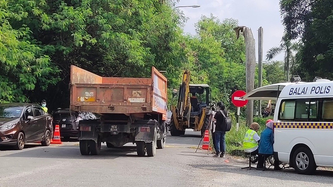 执法单位安排泥机车及芙蓉市政厅罗里，以便清理河流后，再将废物载往丢弃。
