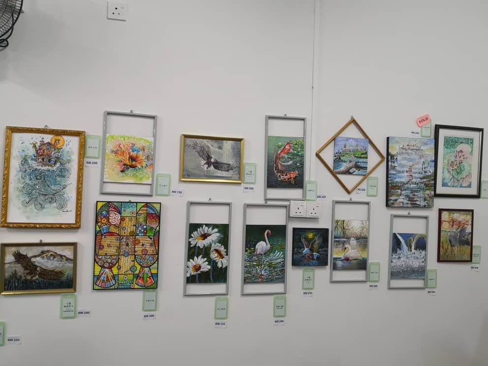 “飞跃彩虹工作坊”也设立画室展出障友及导师的画作，供民众欣赏。