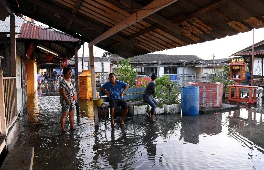巴生港口周日迎来大海潮浸袭，图为海南村遭到水淹的情况。