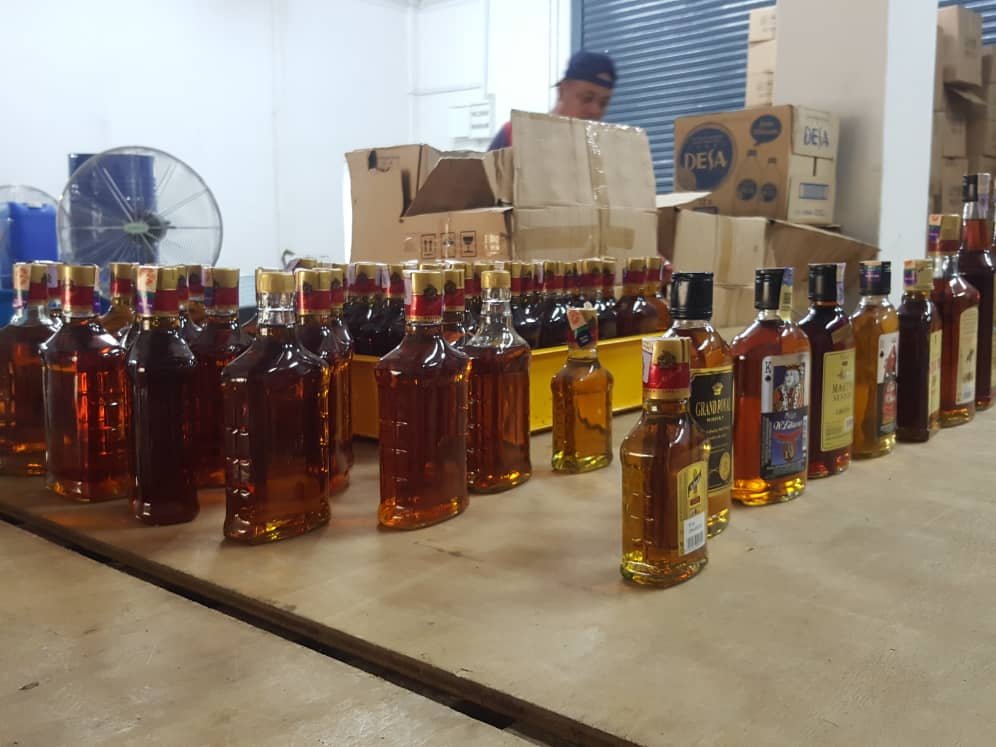 新邦令金普通行动部队第5营起获价值达74万令吉的赝制烈酒。