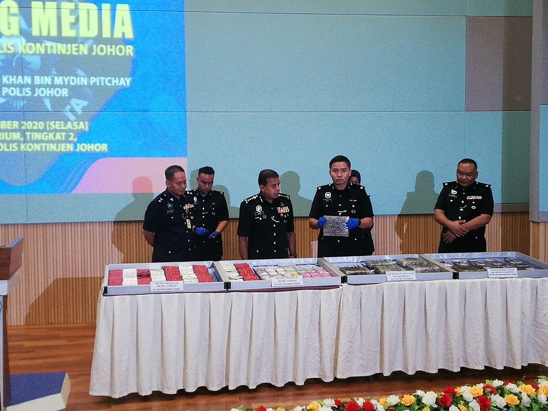 阿育甘（左3）展示警方瓦解两组贩毒集团，成功起获的毒品。