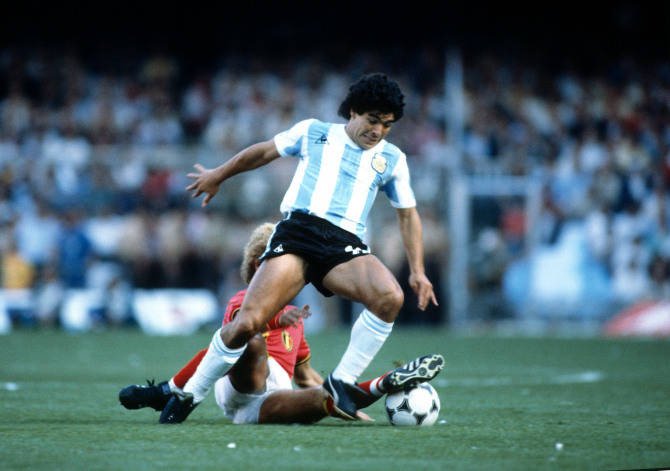 阿根廷对阵比利时的1982年世界杯小组赛，21岁的马拉多纳（前）首次亮相世界杯。