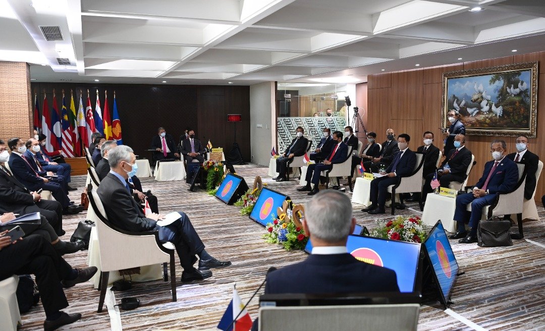 东盟领袖召开特别会议，讨论缅甸危机的解决方案。