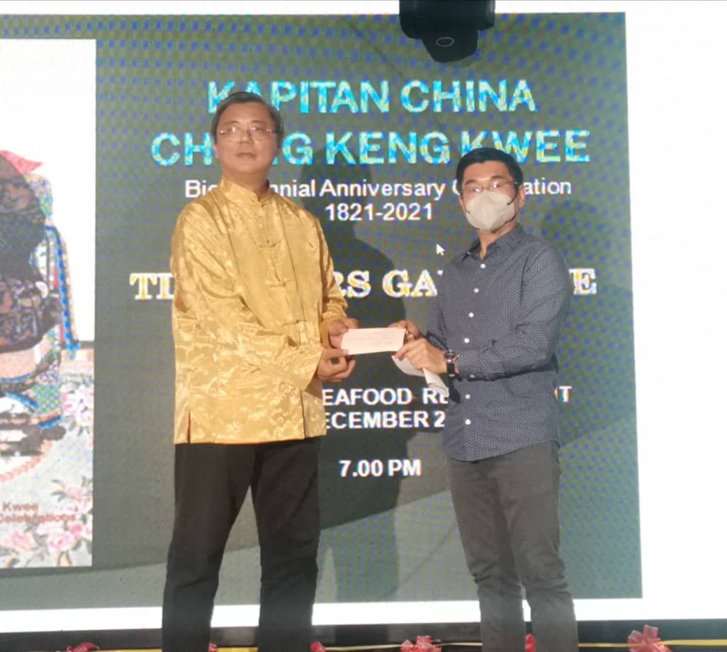 叶天荣（左）接领郑国霖捐献的5000令吉。