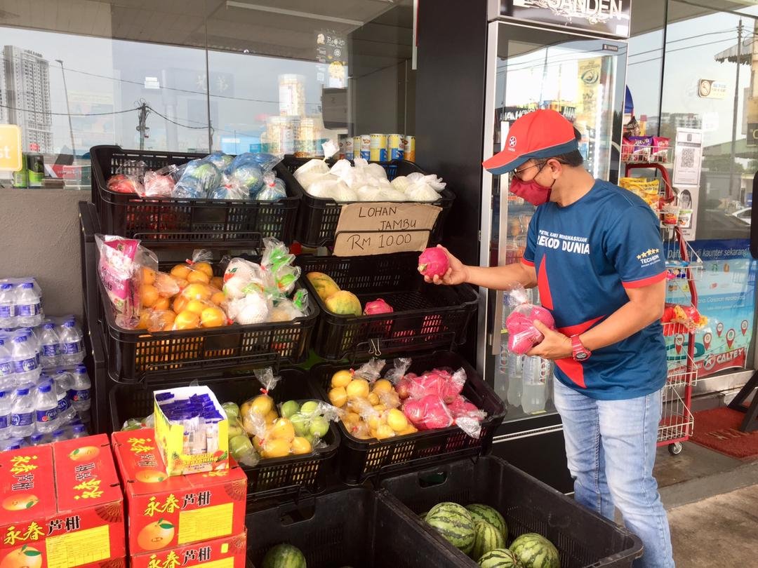 李志生近期在油站腾出空间，让水果小贩寄卖水果。