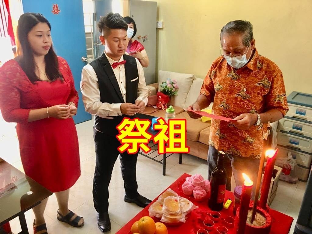 彭英尊（中）与颜咏琪（左）于本月19日在家人的见证下完成简单婚礼。（图取自彭天顾面子书）
