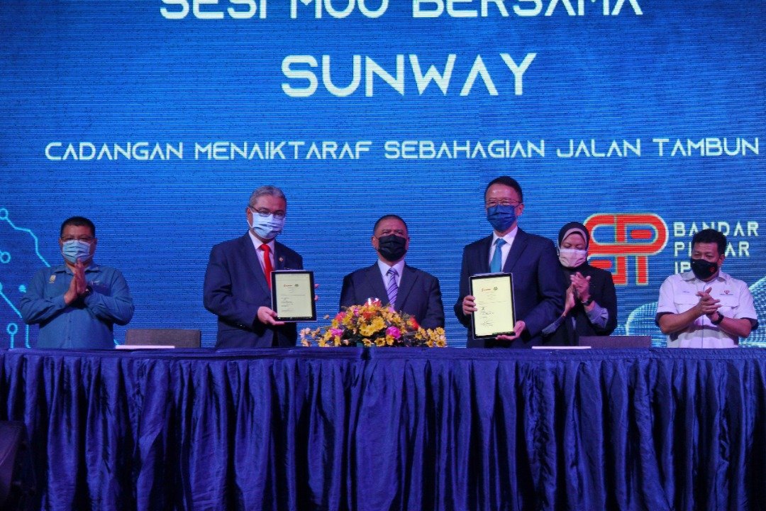 鲁迈兹（前排左起）在沙拉尼签证下，与谢富年签署合作备忘录。