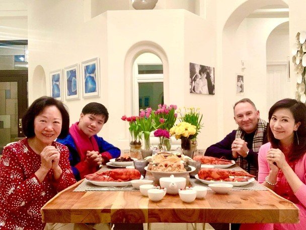 杨宝玲早前与家人在家中吃团年饭，令豪宅曝光。