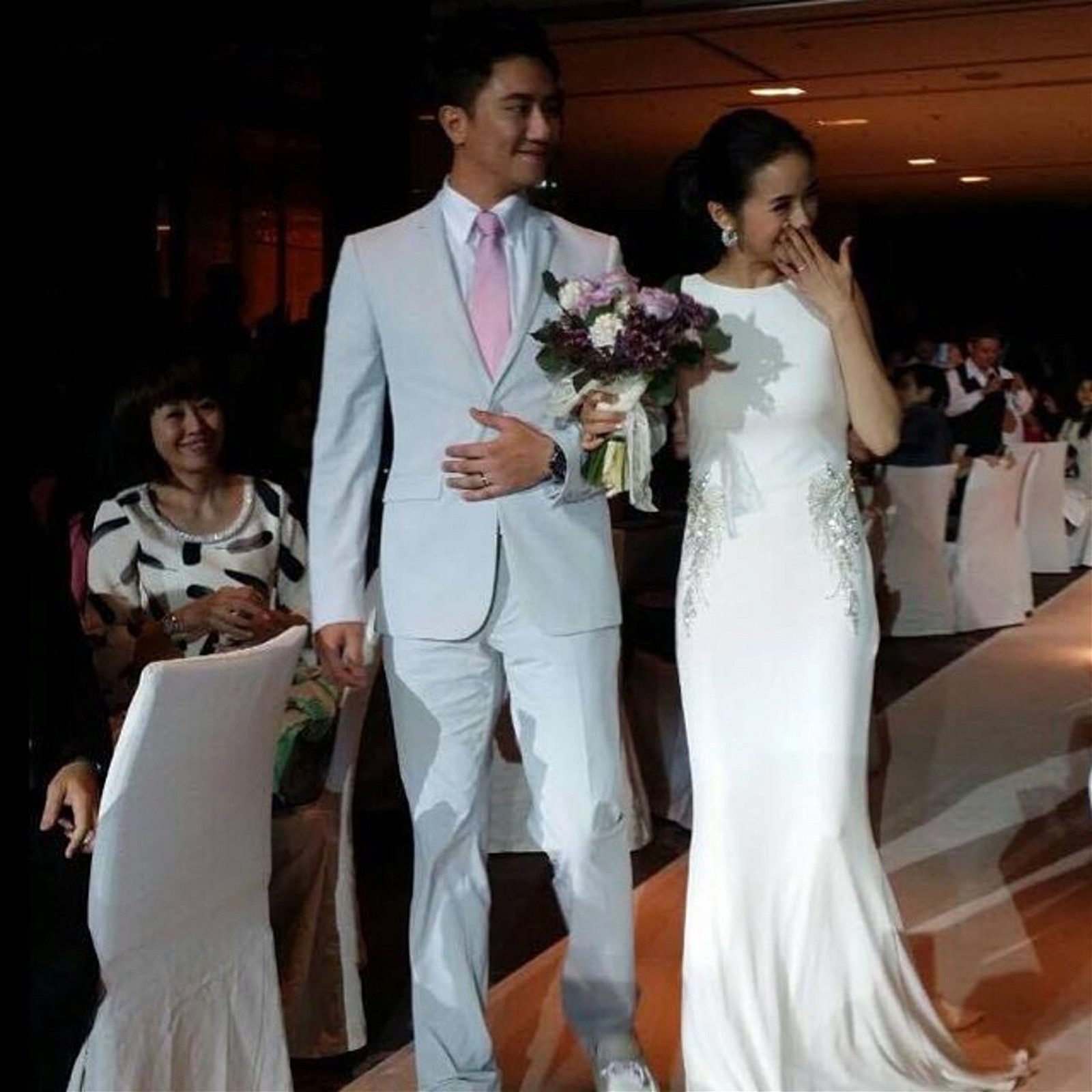 林依晨2014年与圈外富二代男友林于超结婚，婚后两人分隔台湾及美国两地。