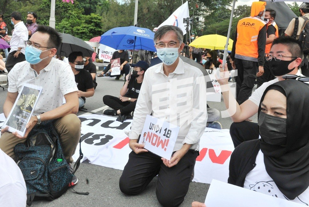 公正党副主席蔡添强现身力挺集会者，要求政府立即落实18岁投票政策。