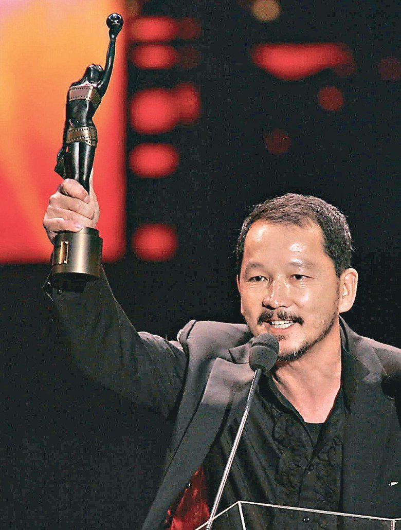 廖启智曾夺金像奖男配角，演技备受赞赏。
