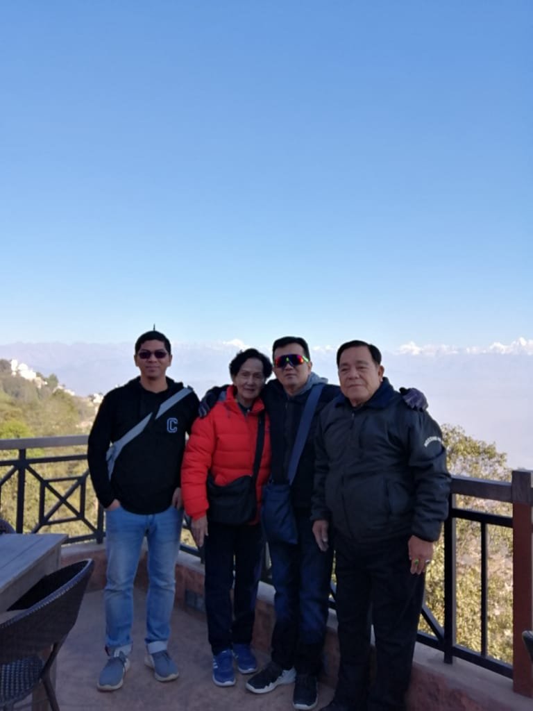 伍文美（右起）生前于2019年12月与儿子托马斯、唐玉清及阿末菲道斯前往尼泊尔旅行。（照片由阿末菲道斯提供）