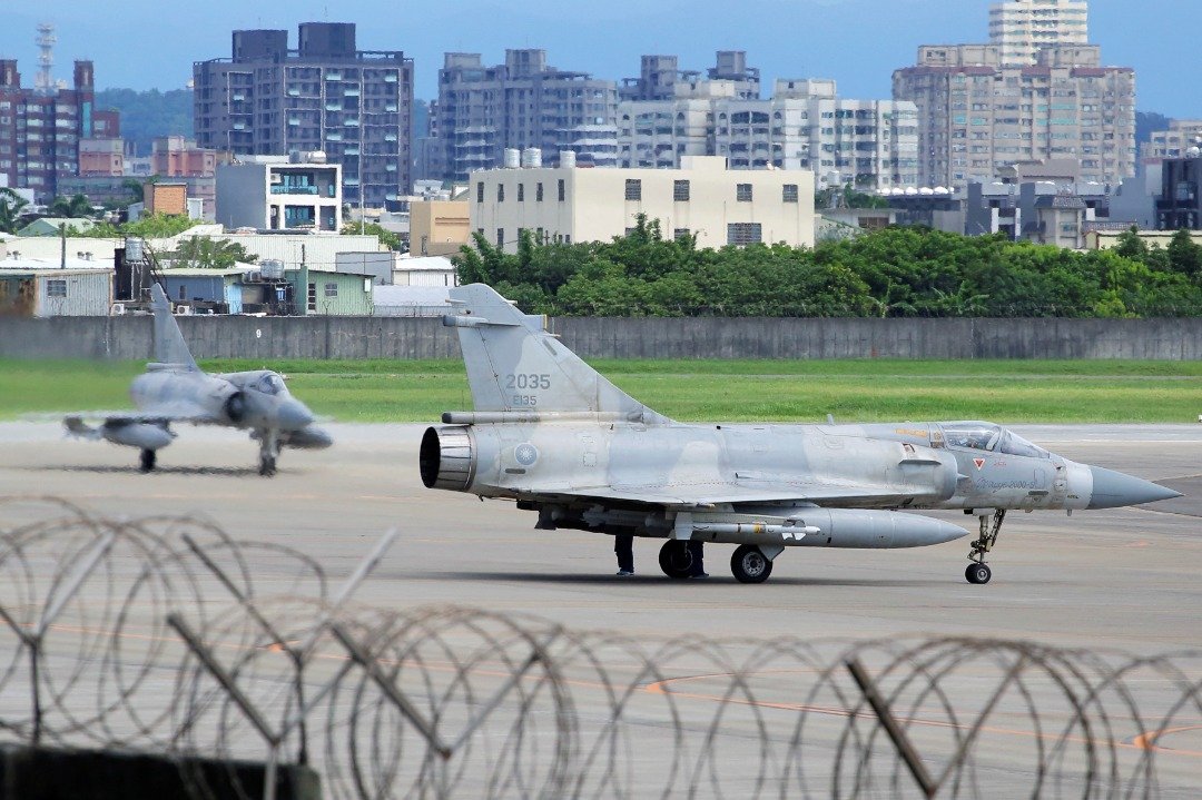 3架法国制造的幻影2000战斗机，周五在新竹空军基地机库前的跑道上滑行。幻影2000连续第二日挂弹升空，执行空中巡逻任务。（图取自法新社）