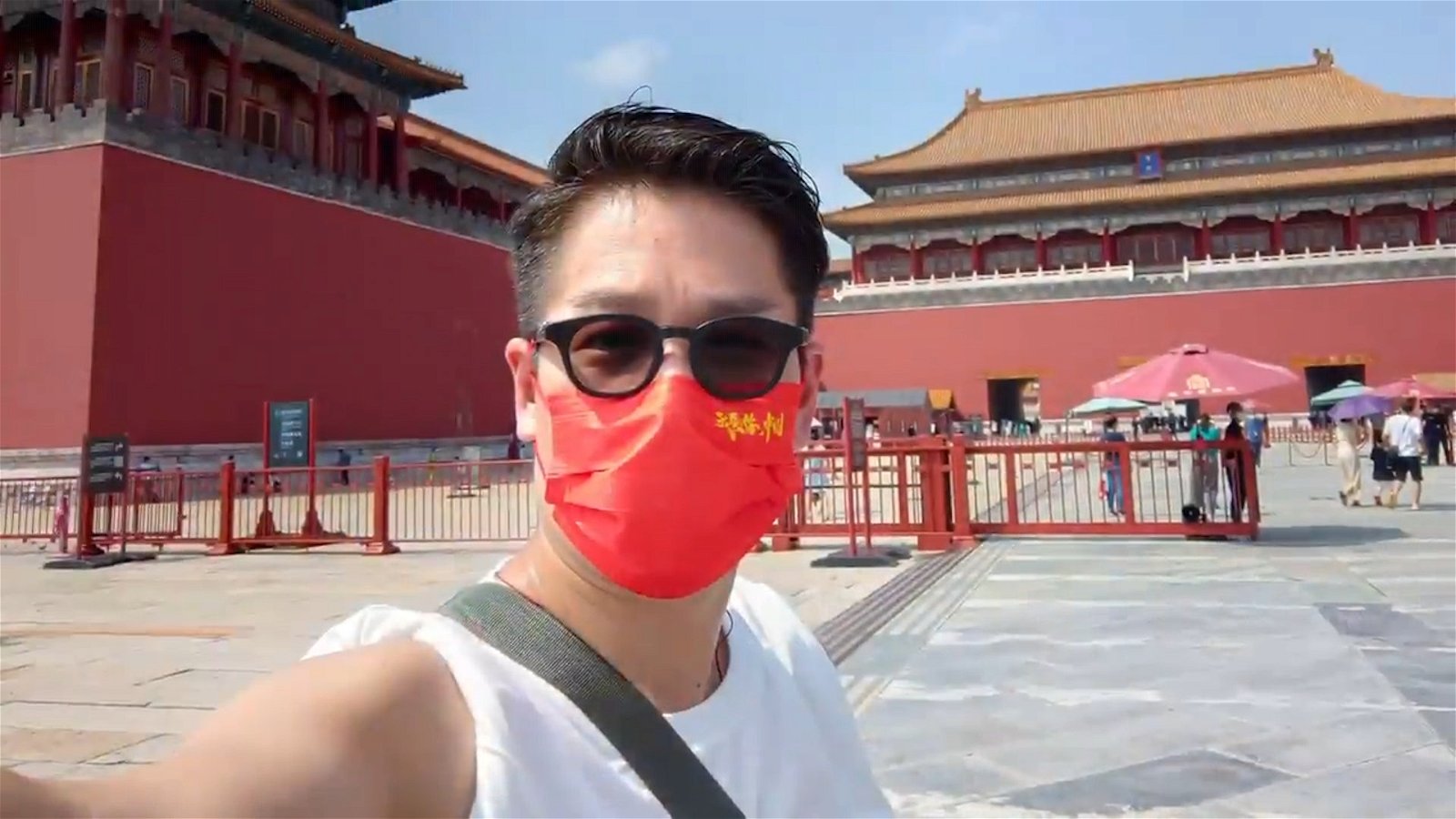 在故宫也带上了“我爱你，中国”口罩。（图取自IG）