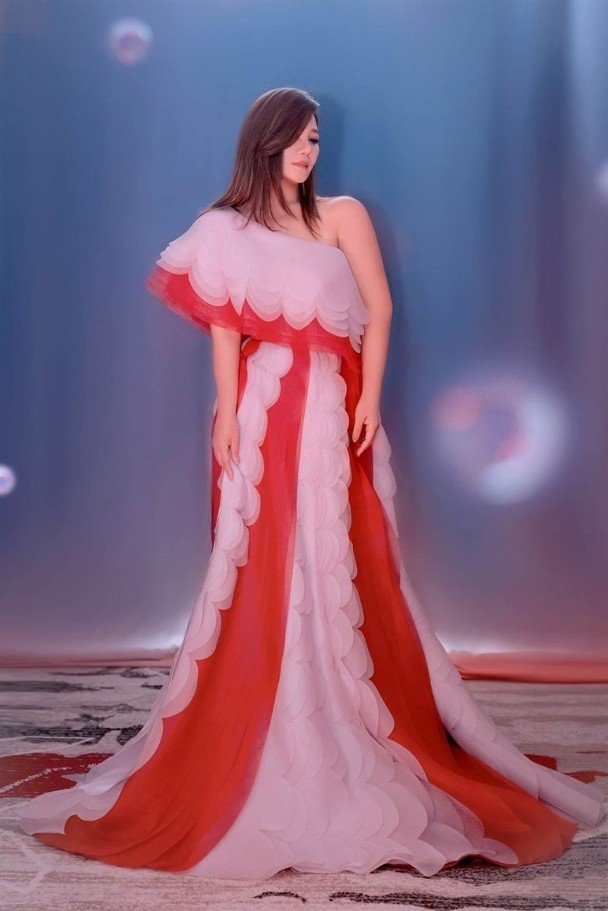 梁静茹身穿粉红色长裙深情演绎了李荣浩歌曲《耳朵》。