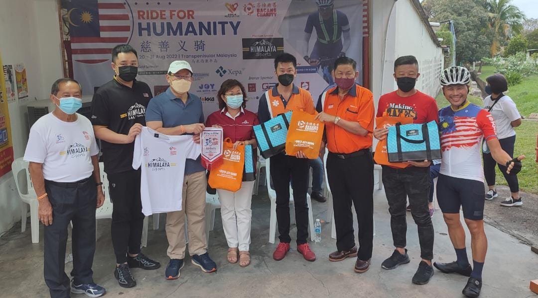 林万锋（左3）与峇章慈善基金会和赞助商代表，移交纪念品予捐助者，右为锺颖光。