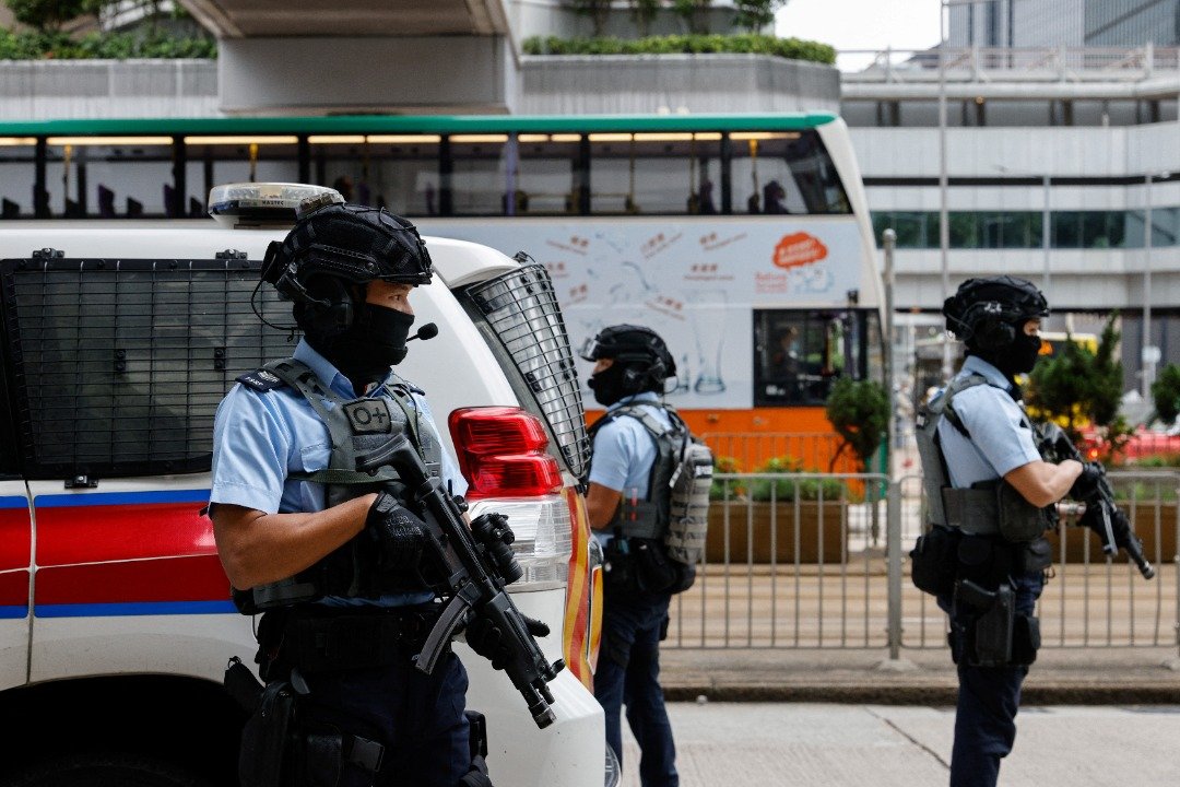 黎智英上午9时许被押送至香港高等法院，法院附近保安明显加强，有持枪警员在现场戒备。（图取自路透社）