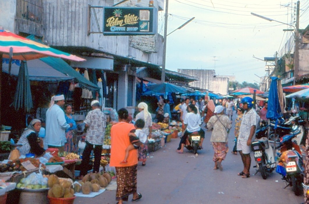 泰国暹卜干早市巴刹，从马境过来的马来人，很多买一条鱼或两条青瓜，然后便又折回马境。