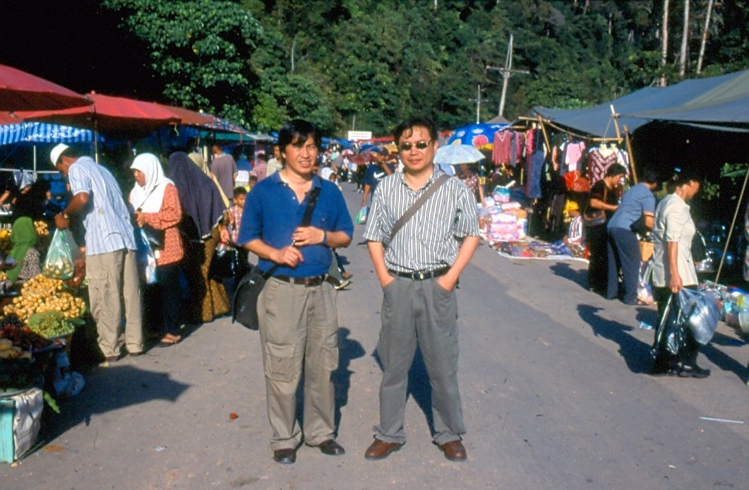 笔者与同伴2000年在旺吉辇边境周日市集，2015年发现贩卖人口集团的乱葬岗，市集即中止。
