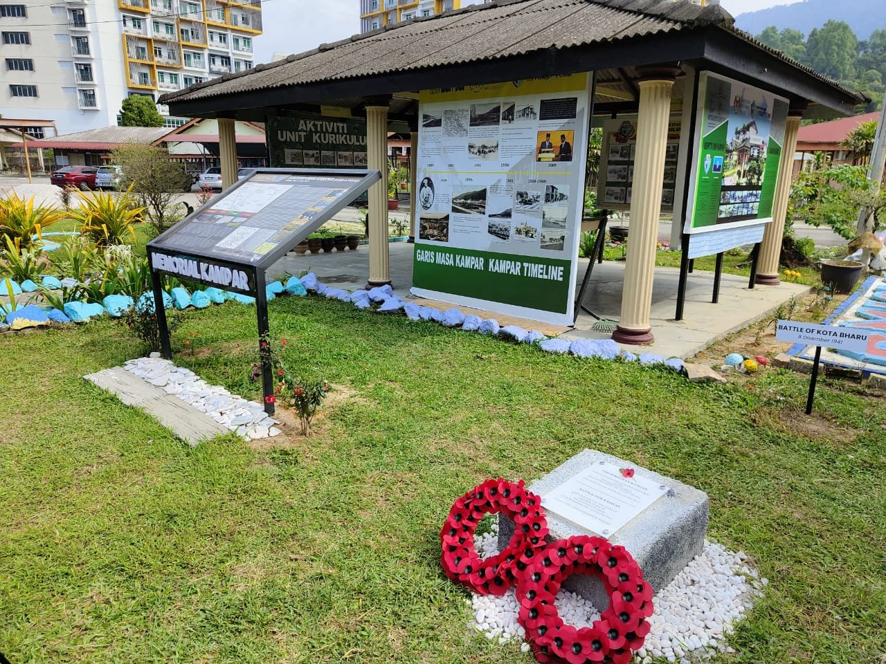 马来亚历史团队在金宝国中设立历史庭院及纪念碑，希望借此让学生们了解金宝的二战事迹。