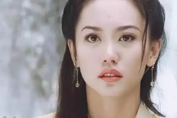 郭妃丽当年在《倚天屠龙记》中饰演殷素素爆红。