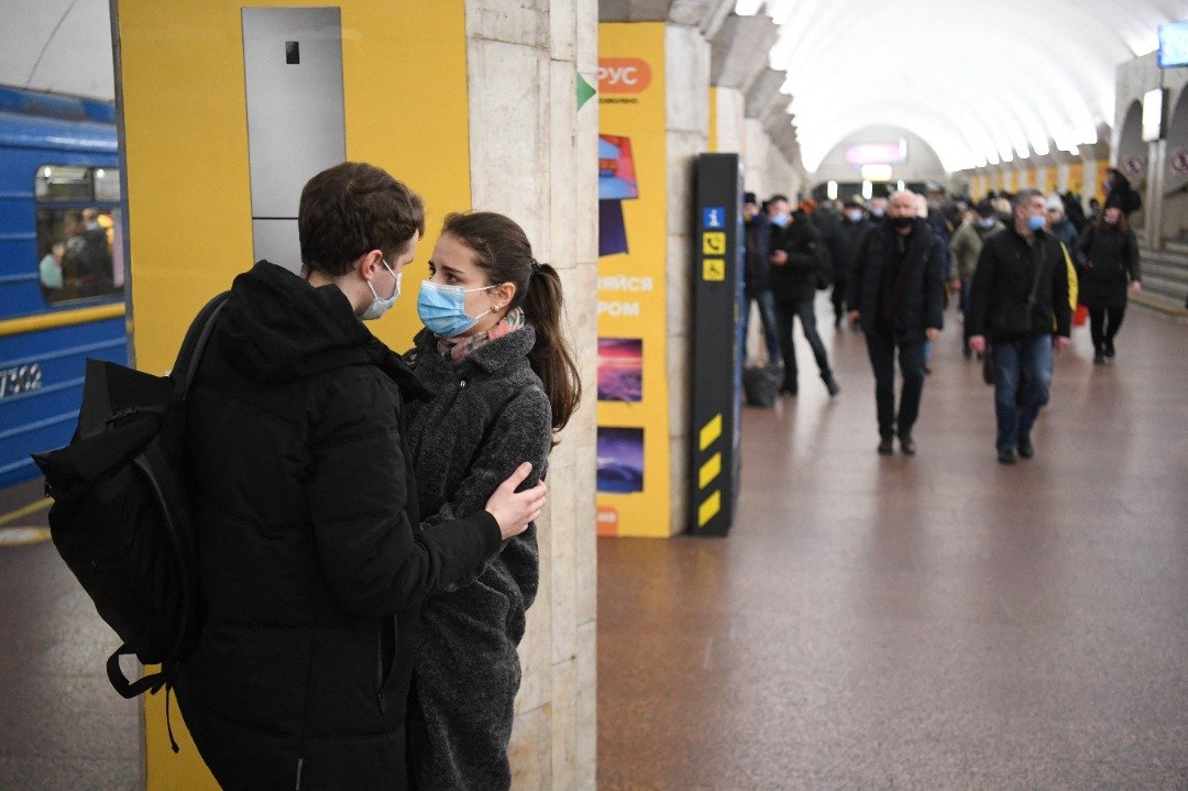 周四清晨，乌克兰首都基辅地铁站涌入大量民众，一对在月台拥抱的情侣，满脸忧愁，似乎要向对方道别。（图取自法新社）