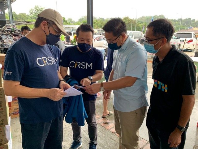 林万锋（右2）与志工团、马青领袖讨论救灾工作安排，左起为杨焕源、唐楠峰及李翰霖。