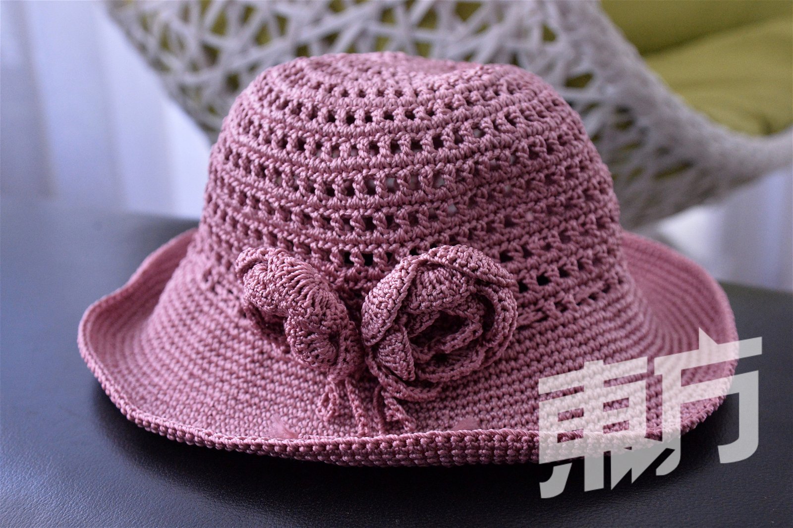 在循人中学日语协会开班授课后，不仅学生迷上编织，也吸引了一些老师接触编织。其中一位老师在学习编织后，制作了一顶帽子送给罗翎，让她欣喜不已。