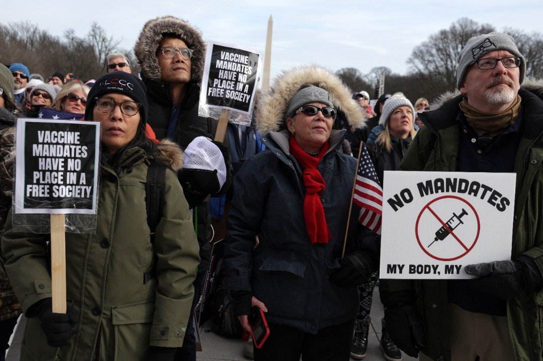 当地周日在华盛顿举行的“打倒强制令”游行，反疫苗接种活动人士中也出现亚裔面孔。（图取自盖蒂图片社/法新社）