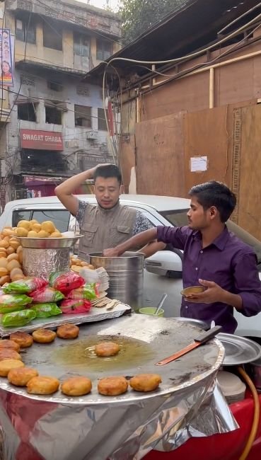 刘庸长年在印度介绍当地美食。