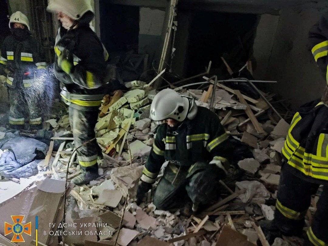 救援人员正在努力将被困瓦砾堆下的伤者救出。（图取自乌克兰紧急情况部/路透社）