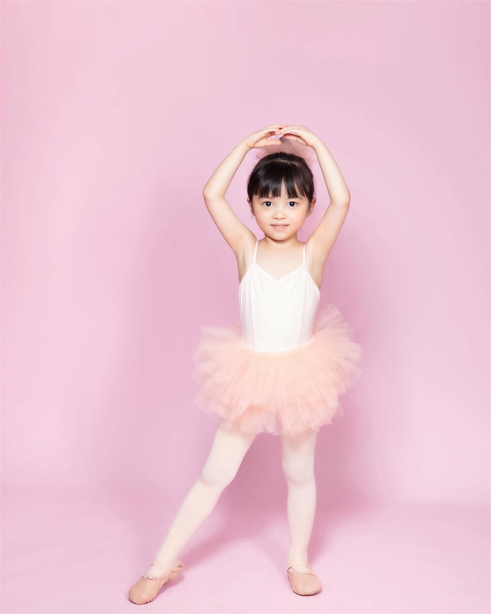 大女儿新歌大胆，还参加芭蕾舞秀。
