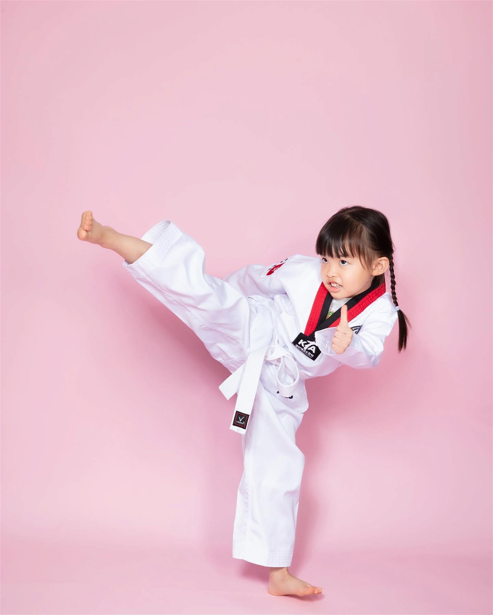 小女儿格活泼好动，喜欢跆拳道。