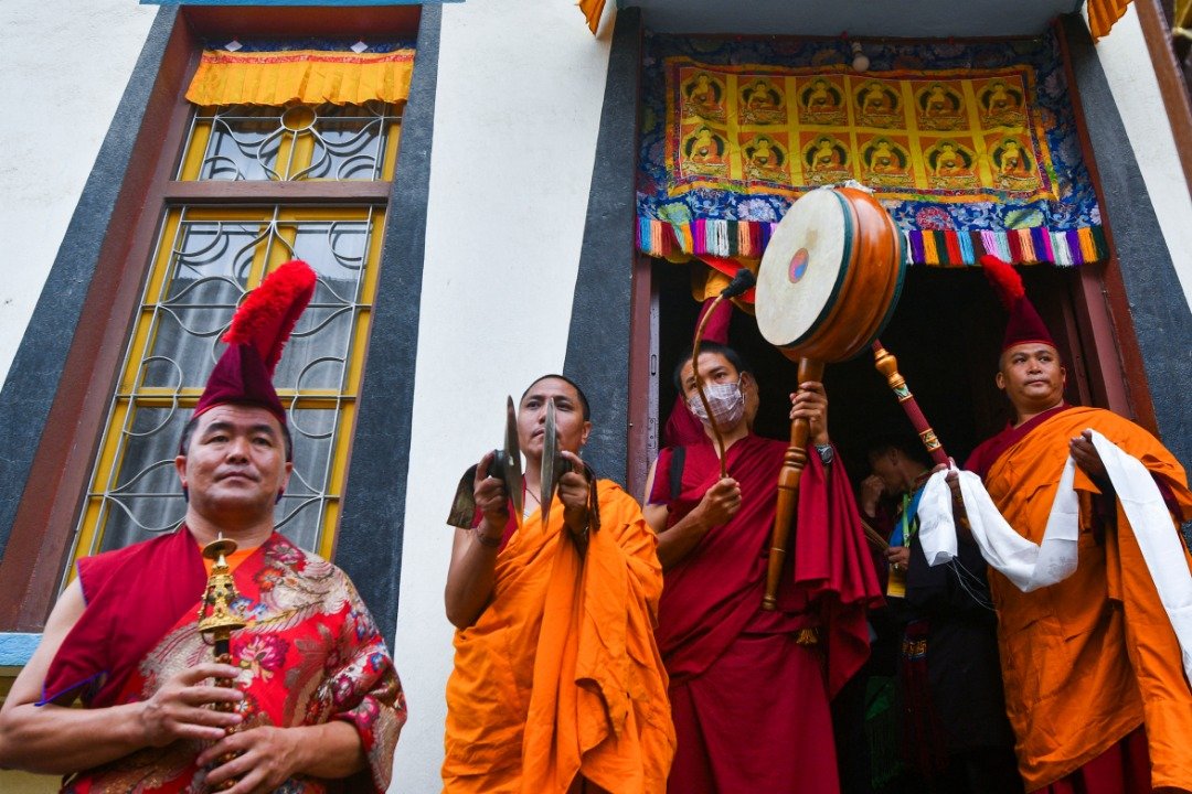 在尼泊尔加德满都的流亡藏人在周三，参加庆祝达赖喇嘛87岁生日的游行。（图取自法新社）