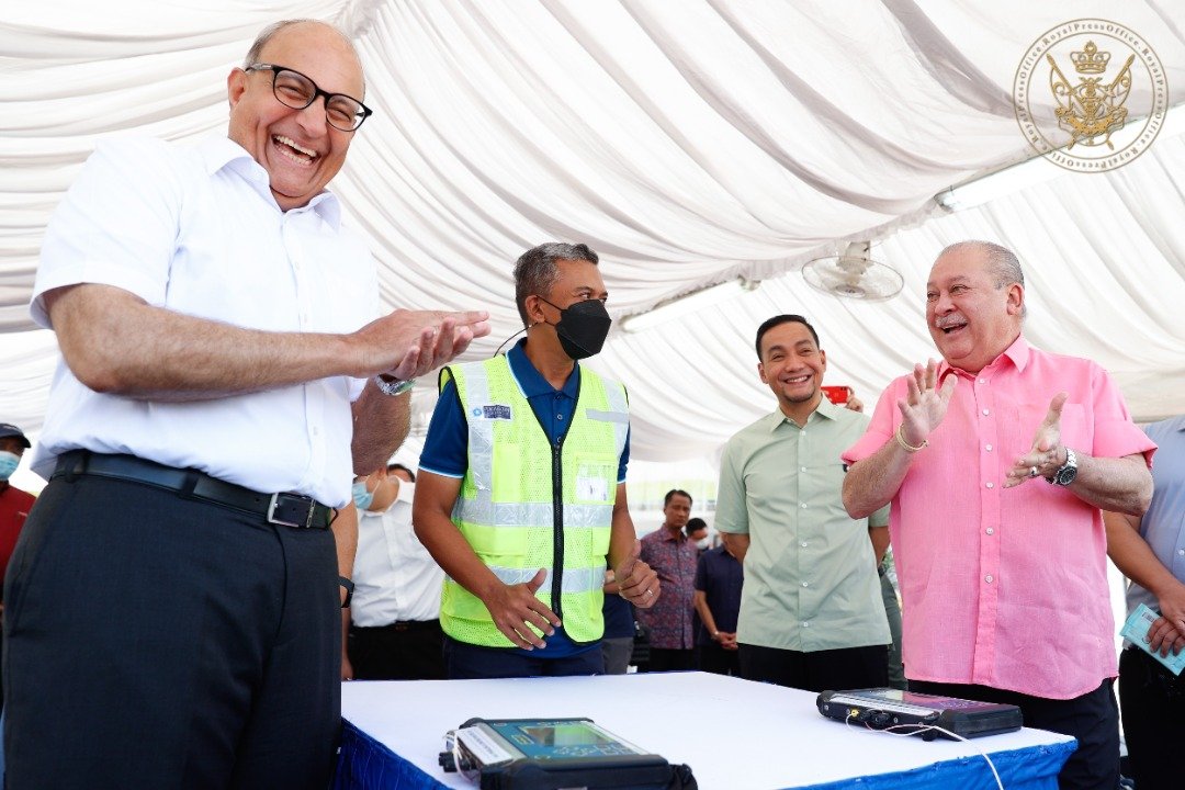 依布拉欣陛下（右）视察马新捷运兀兰北站工地，获得新加坡交通部长易华仁（左）接待。