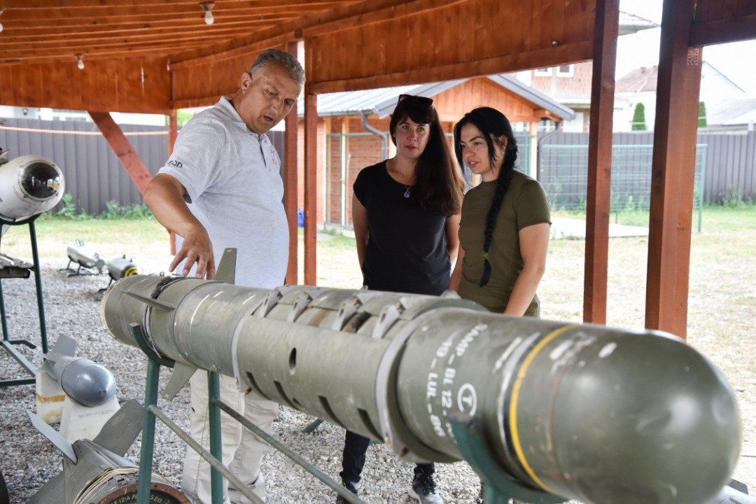在科索沃佩奇，一名培训师指导乌克兰妇女，包括平民和军官，认识以及如何清除地雷和其他未爆弹药。（图取自路透社）