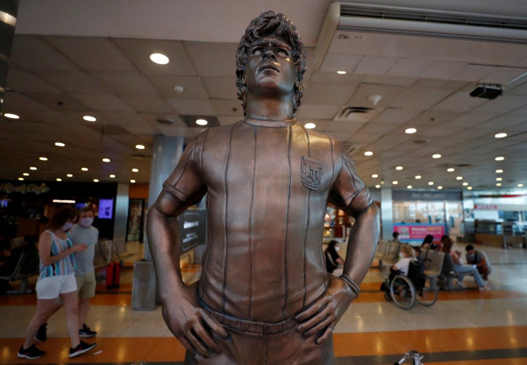 阿根廷布宜诺斯艾利斯埃塞萨机场于去年12月，揭幕以3D打印技术制作的真人大小的马拉多纳雕像。（图取自路透社档案照）