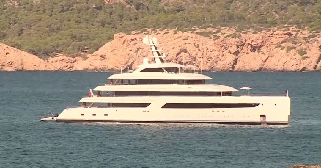马云豪掷2亿美元购买的超级豪华游艇“禅”（Zen），被发现停靠在卡尔维亚海岸。这是去年游艇被发现靠岸的照片。（图取自路透社）