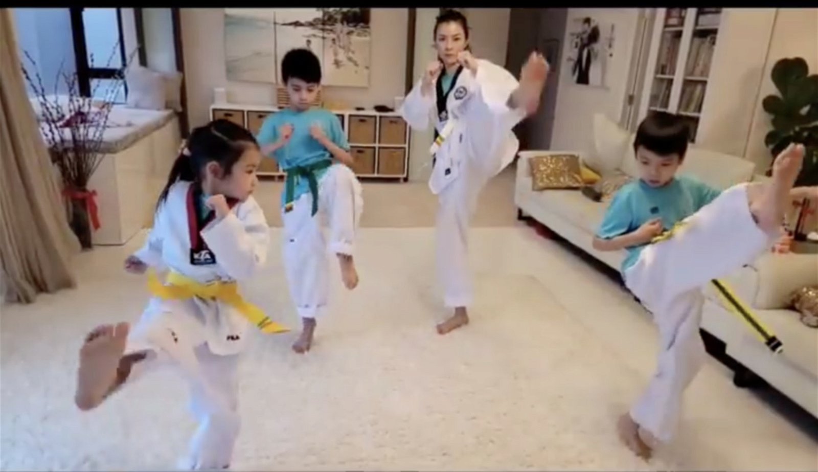 陈茵媺带领3个孩子一起练跆拳道。