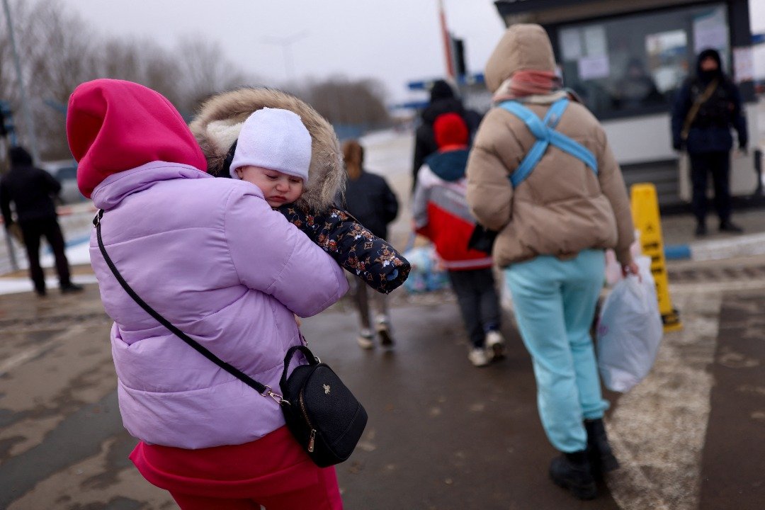 23岁的迪耶娃抱著她8个月大的儿子从乌克兰逃往摩尔多瓦，在上周五抵达位于Starokozache的过境点。（图取自路透社）