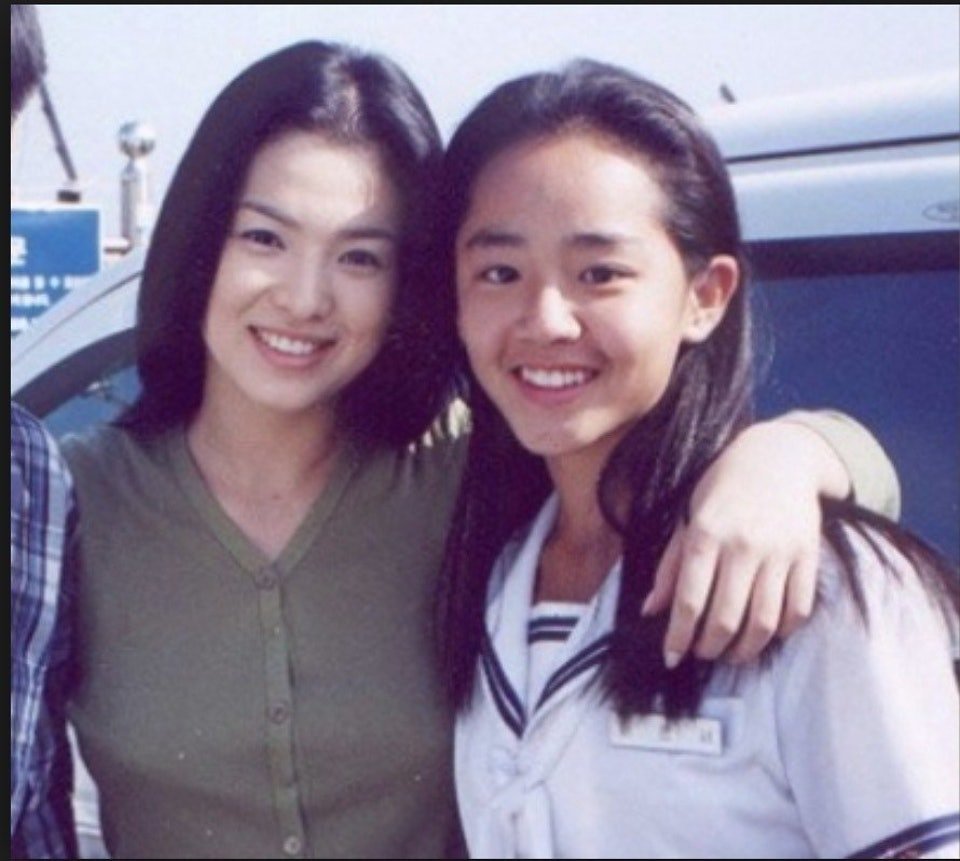 文瑾莹13岁时演出《蓝色生死恋》宋慧乔少女时期“恩熙”一角后一炮而红。（图取自网络）