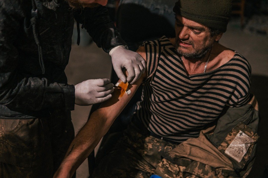 一名受伤的乌克兰军人在亚速钢铁厂内接受治疗。（图取自乌克兰国民警卫队新闻办公室亚速特种部队团/法新社）