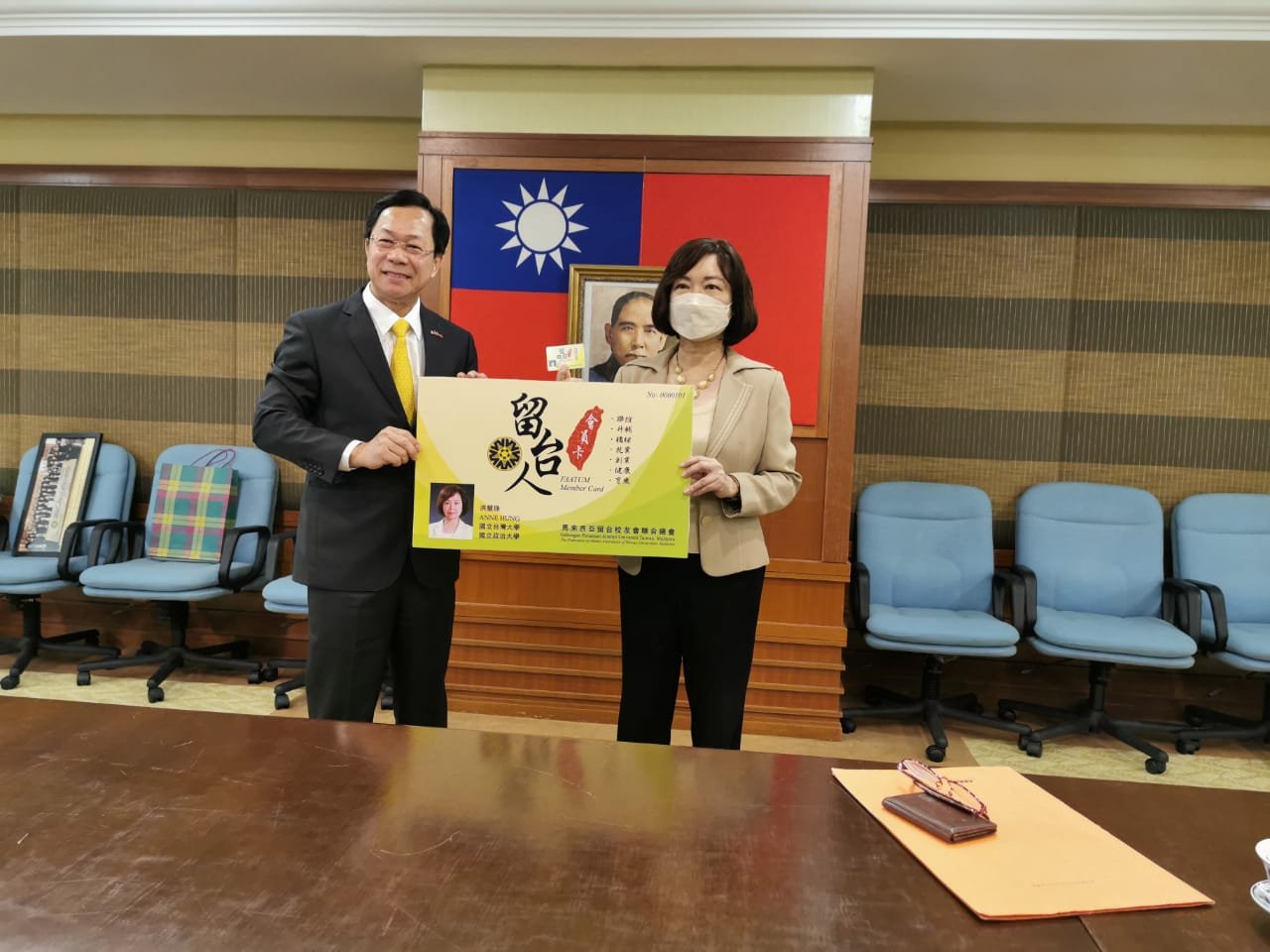 马来西亚留台校友会拿督陈荣洲会长（左）致赠留台人卡予驻马来西亚台北经济文化办事处洪慧珠代表(右)。